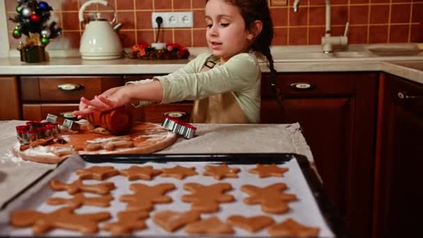 페이스트리 제빵사인 귀여운 코카서스 소녀는 사용하여 나무판에 진저브레드 반죽을 집에서 — 비디오