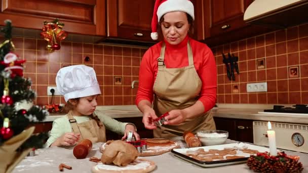 Hermosa Mujer Afroamericana Delantal Chefs Sombrero Santa Claus Amasando Masa — Vídeos de Stock