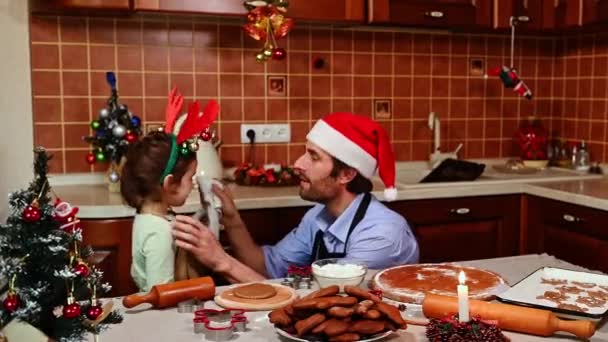 모자를 아버지는 밀가루에 수건을 사랑하는 얼굴을 사랑하는 아버지와 아이가 크리스마스 — 비디오