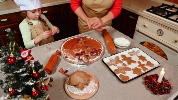 Счастливая Мама Дочь Месят Тесто Режут Пряничное Печенье Наслаждаются Рождественской — стоковое видео