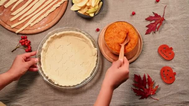 주부가 접시에 호박을 추수감사절을 껍질로 전통적 파이를 준비하는 — 비디오