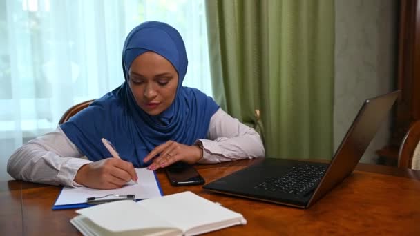Attraktiv Överarbetad Arabisk Muslimsk Kvinna Framgångsrik Entreprenör Affärsoman Med Huvud — Stockvideo