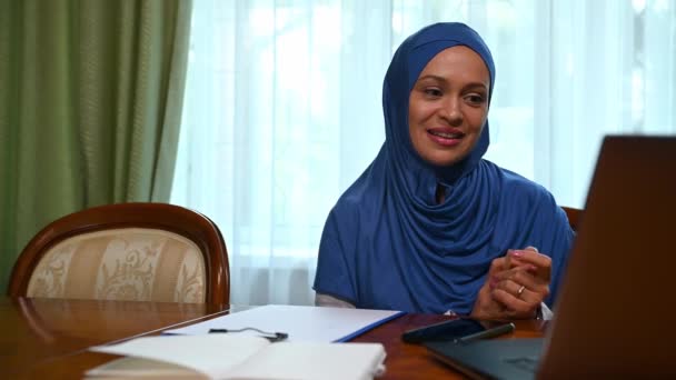 Femme Réussie Dans Hijab Directeur Des Ventes Entrepreneur Télétravail Aide — Video