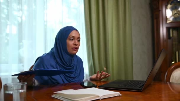 Nervös Overworked Multitasking Kvinna Hijab Argumenterar Med Kollega Online Konferens — Stockvideo