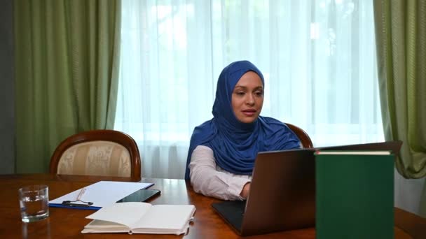 Charmante Jeune Femme Musulmane Arabe Réussie Portant Des Vêtements Décontractés — Video