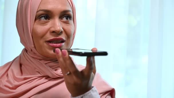 Головний Постріл Прекрасна Арабська Мусульманка Середнього Віку Одягнена Рожевий Хіджаб — стокове відео