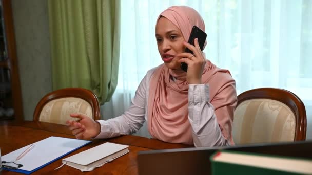 Úspěšná Muslimka Blízkého Východu Růžovém Hidžábu Vyjednává Telefonu Obchodními Partnery — Stock video