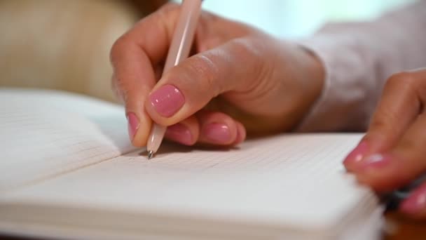 裁剪的视图会让女性的手记录笔记 并在记事本上用白纸写下阿拉伯文字 学习阿拉伯语 在工作场所的考试准备 工作项目 教育概念 — 图库视频影像
