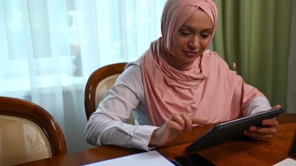 Снимок Steadicam Ближневосточная Мусульманская Красавица Предприниматель Розовом Хиджабе Помощью Цифрового — стоковое видео