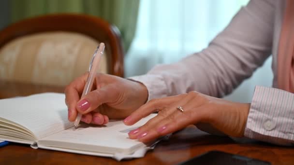 Κοντινές Γυναίκες Χέρια Κρατώντας Σημειώσεις Γράφοντας Αραβικό Κείμενο Ένα Σημειωματάριο — Αρχείο Βίντεο