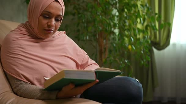 Confiada Encantadora Mujer Musulmana Oriente Medio Hiyab Rosa Sentada Cómodo — Vídeo de stock