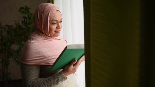 Agradable Encantadora Mujer Musulmana Oriente Medio Hiyab Rosa Pie Una — Vídeos de Stock