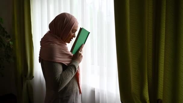 Hermosa Mujer Embarazada Musulmana Oriente Medio Hiyab Rosa Sosteniendo Libro — Vídeos de Stock