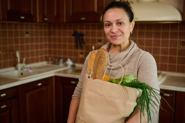 Przyjemna Wieloetniczna Kobieta Trzymająca Eko Papierową Torbę Zakupy Świeżymi Organicznymi — Zdjęcie stockowe