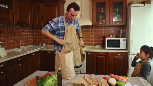 아빠가 야채를 돌아오는 베이지 요리사 앞치마를 귀엽고 귀여운 과맛있는 건강에 — 비디오