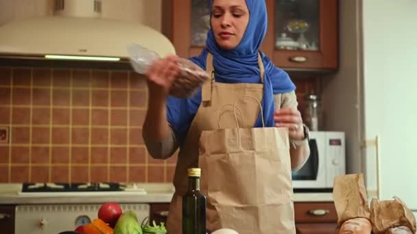 Piękna Muzułmanka Bliskiego Wschodu Niebieskim Hidżabie Fartuchu Szefa Kuchni Przybywająca — Wideo stockowe