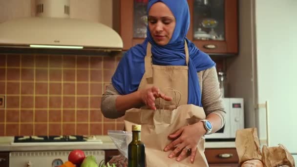 Mooie Midden Oosterse Moslimvrouw Hijab Beige Koksschort Thuiskomend Boodschappen Doen — Stockvideo