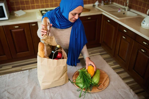 Widok Góry Bliskiego Wschodu Muzułmanka Niebieskim Hidżabie Ubraniach Casual Sortowanie — Zdjęcie stockowe