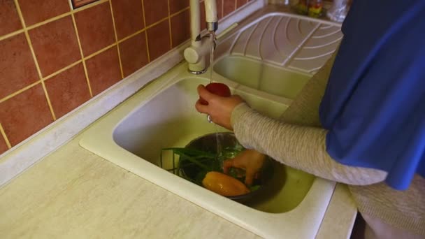 Las Manos Cerca Una Mujer Musulmana Hiyab Lavando Verduras Orgánicas — Vídeo de stock