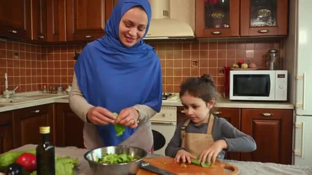 Mujer Musulmana Oriente Medio Madre Cariñosa Hiyab Azul Pie Una — Vídeos de Stock