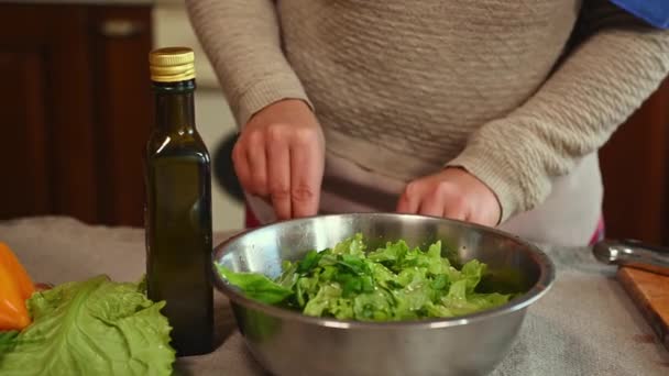 Vista Recortada Una Mujer Pie Mesa Cocina Sazonando Una Ensalada — Vídeos de Stock