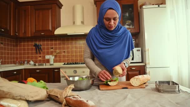 Charmant Midden Oosterse Moslimvrouw Huisvrouw Hijab Maakt Gezonde Broodjes Met — Stockvideo