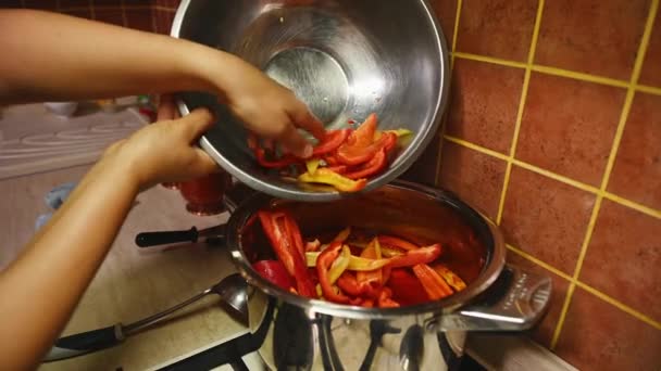 Manželky Domácnosti Nalijí Plátky Zralého Organického Sladkého Papriky Potoka Vařící — Stock video