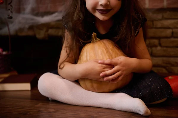Nahaufnahme Ausgeschnittene Ansicht Eines Kleinen Mädchens Das Als Hexe Verkleidet — Stockfoto