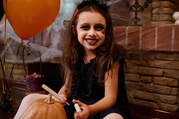 Ein Verschmitztes Kind Ein Kleines Mädchen Als Hexe Verkleidet Mit — Stockfoto