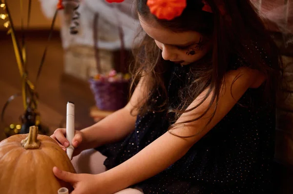 Selektiver Fokus Auf Ein Kleines Mädchen Das Wie Eine Zauberin — Stockfoto