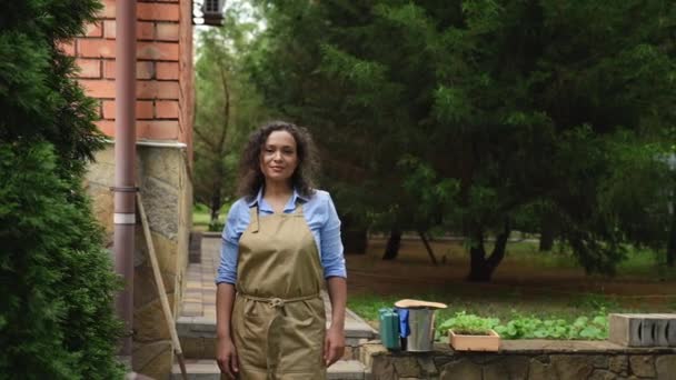 Retrato Seguro Una Hermosa Mujer Multiétnica Eco Agricultora Con Delantal — Vídeos de Stock