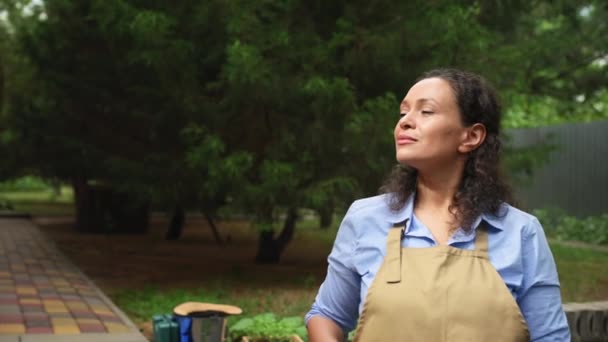 Ritratto Affascinante Agricoltrice Ispanica Mezza Età Agricoltore Ecologista Con Grembiule — Video Stock