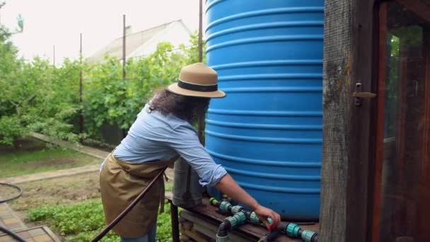Fazendeiro Mulher Multi Étnica Jardineiro Agricultor Chapéu Palha Coletando Água — Vídeo de Stock