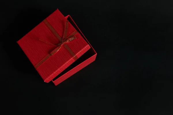 Caixa Presente Papelão Vermelho Elegante Meio Aberta Com Laço Amarrado — Fotografia de Stock