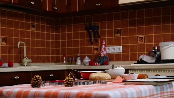 Stromschlag Steadicam Aufnahmen Hausküche Mit Frischen Zutaten Für Festlichen Weihnachtskuchen — Stockvideo