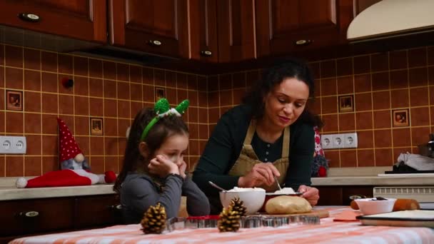 Çekici Latin Amerikalı Kadın Sevgi Dolu Mutlu Bir Anne Tatlı — Stok video