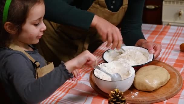 Urocza Biała Dziewczynka Beżowym Fartuchu Szefa Kuchni Wlewa Białą Mąkę — Wideo stockowe