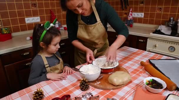 Красива Багатоетнічна Жінка Зеленій Сорочці Бежеві Кухарі Фартух Пекарський Кондитер — стокове відео