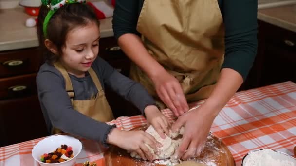 Anak Yang Cantik Seorang Gadis Kaukasia Kecil Koki Krem Apron — Stok Video