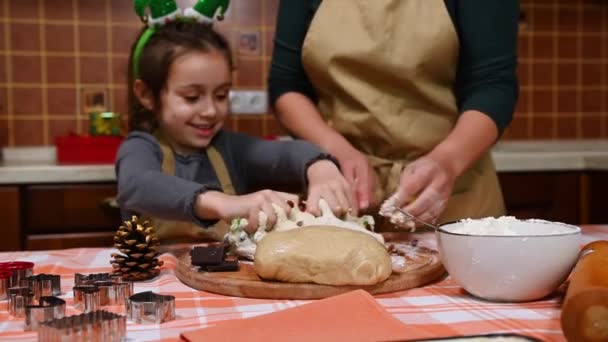 Hermosa Niña Pequeña Niña Caucásica Delantal Chefs Beige Aro Elfo — Vídeo de stock