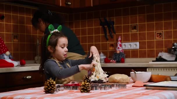 Adorável Menina Caucasiana Usando Aro Elfo Avental Chefs Bege Ajuda — Vídeo de Stock