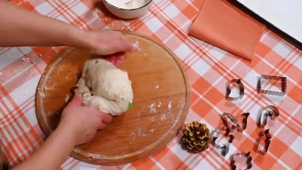 Вигляд Кухарки Домашнього Приготування Міланського Традиційного Десерту Panettone Або Німецького — стокове відео