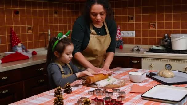 Urocze Dziecko Rasy Kaukaskiej Dziewczynka Stoi Obok Kochającej Matki Rozwija — Wideo stockowe