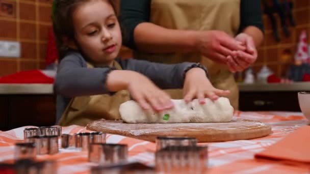 Mittelpunkt Steht Ein Süßer Teig Mit Kandierten Trockenfrüchten Und Kinderhänden — Stockvideo