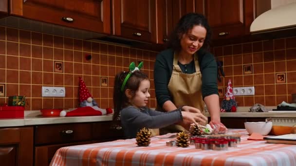 Mujer Bonita Multiétnica Madre Cariñosa Enseña Hija Cocinar Postre Tradicional — Vídeos de Stock