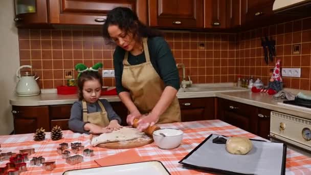 Hermosa Mujer Hispana Una Madre Cariñosa Hija Ambas Delantal Chefs — Vídeo de stock