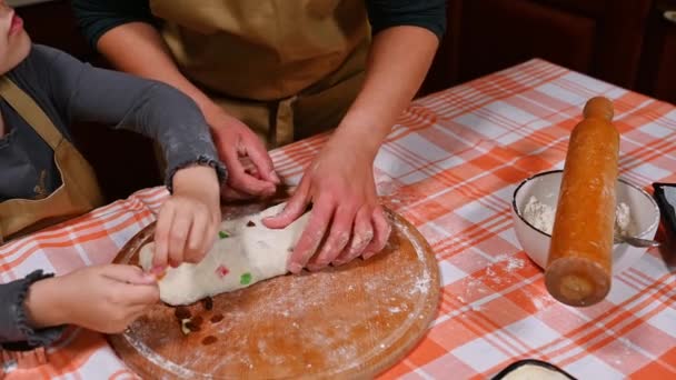 クリスマスのための手作りの伝統的なドイツのデザートを準備しながら 生地の形を形成する母と娘のクローズアップ ストーレン 自宅でキッチンでお祝いのパイを一緒に調理 — ストック動画