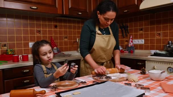 Joyeux Multi Ethnique Famille Aimante Une Jolie Mère Femme Belle — Video