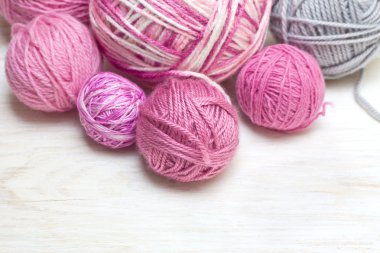 pembe ve gri iplik topları