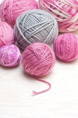 pembe ve gri iplik topları